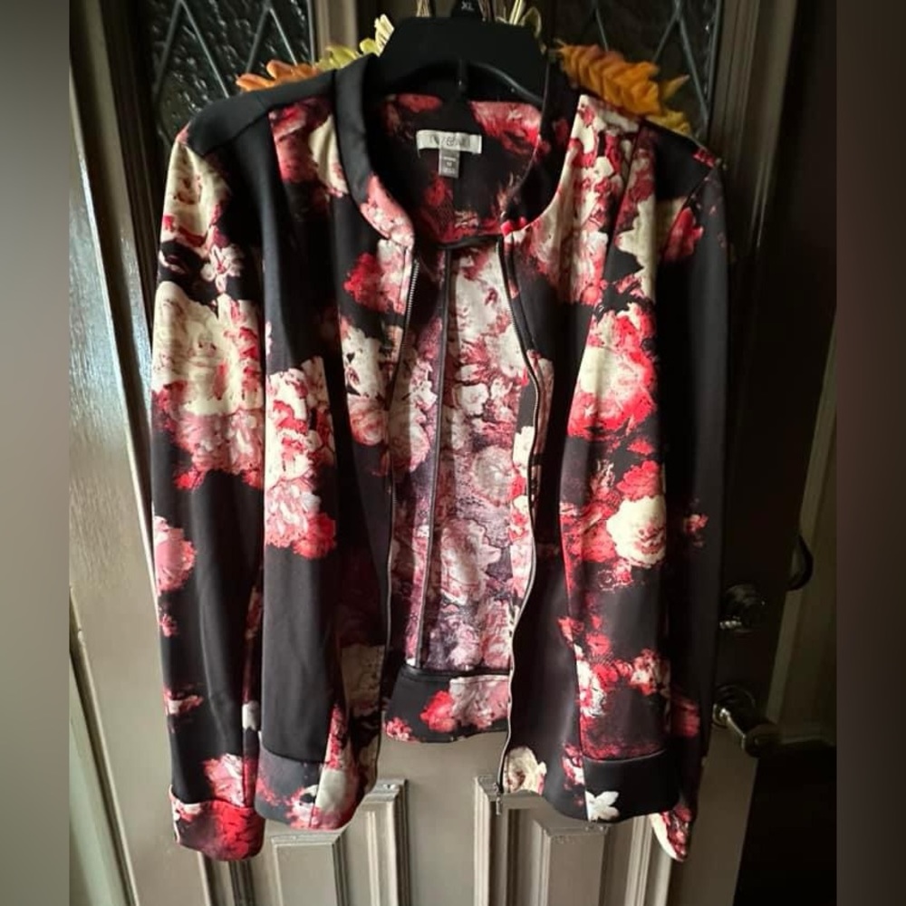 Cute, silky, mid weight floral bomber jacket. EUC.